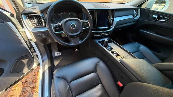 VOLVO XC60 2.0 T8 HYBRID MOMENTUM AWD GEARTRONIC VOLVO XC60 2.0 T8 HYBRID MOMENTUM AWD GEARTRONIC